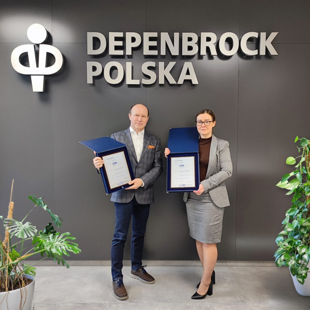 Wręczenie wiceprezesowi spółki Depenbrock Polska certyfikatów ISO 9001 oraz 14001.